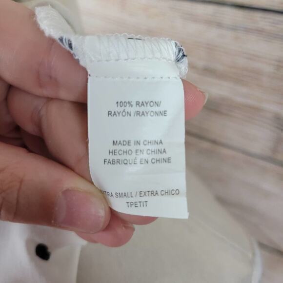 Rails Britt Button Down Hearts on‎ Fire White Shirt Size Extra Small - Picture 9 of 9